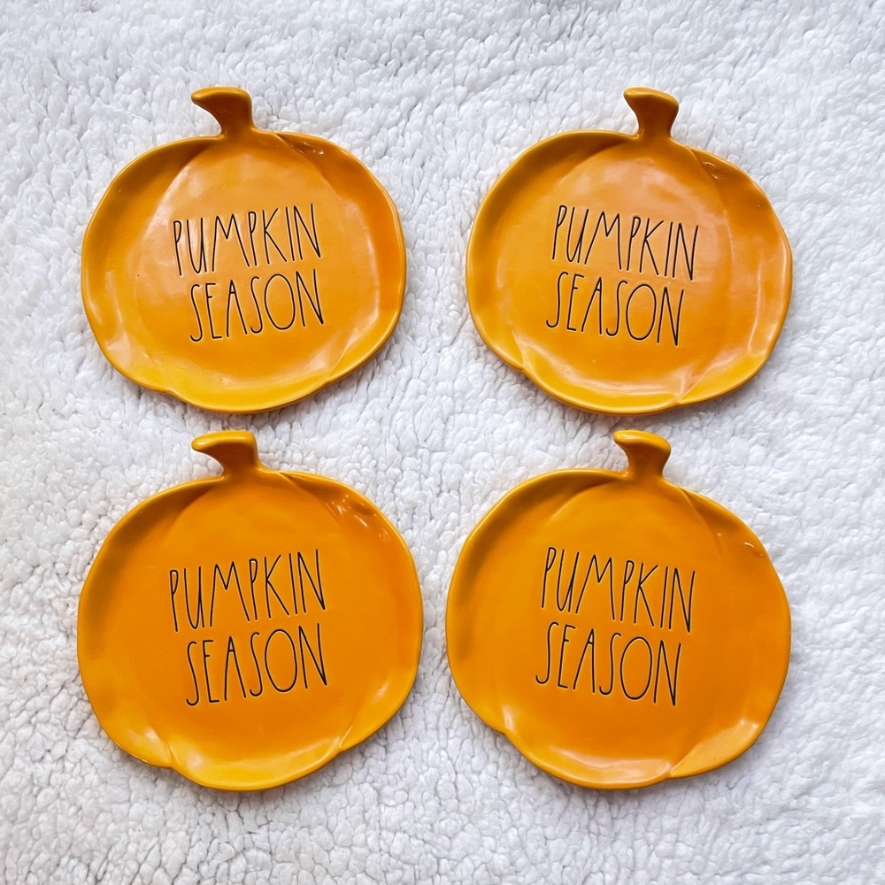 NIB 4 Rae Dunn pumpkin season plates.